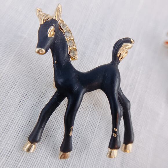 Vintage Enamel & Pearl Figural Brooch Lot - Owl, Horse, Giraffe, Clown, Dutch - Picture 3 of 9